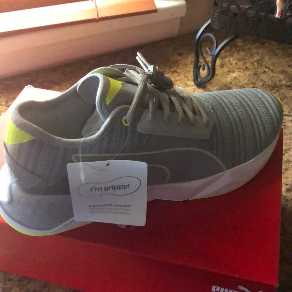 Tennis shoes